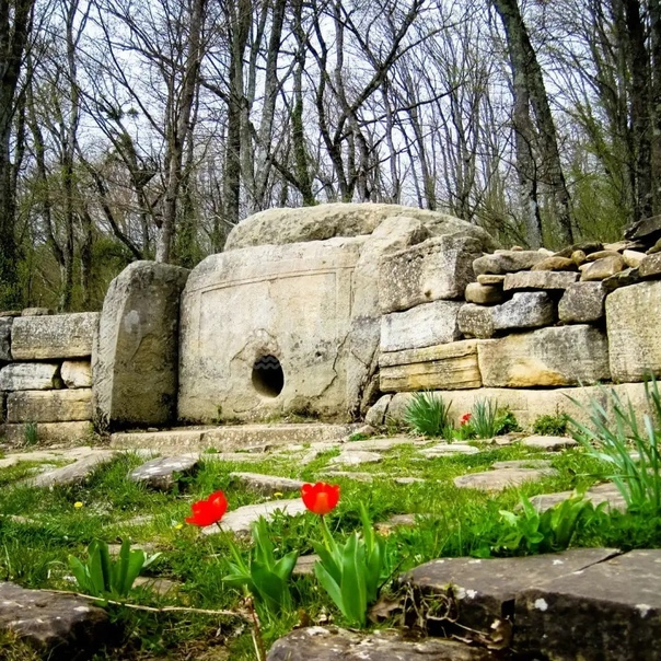 Дольмены и водопады реки Жане. 